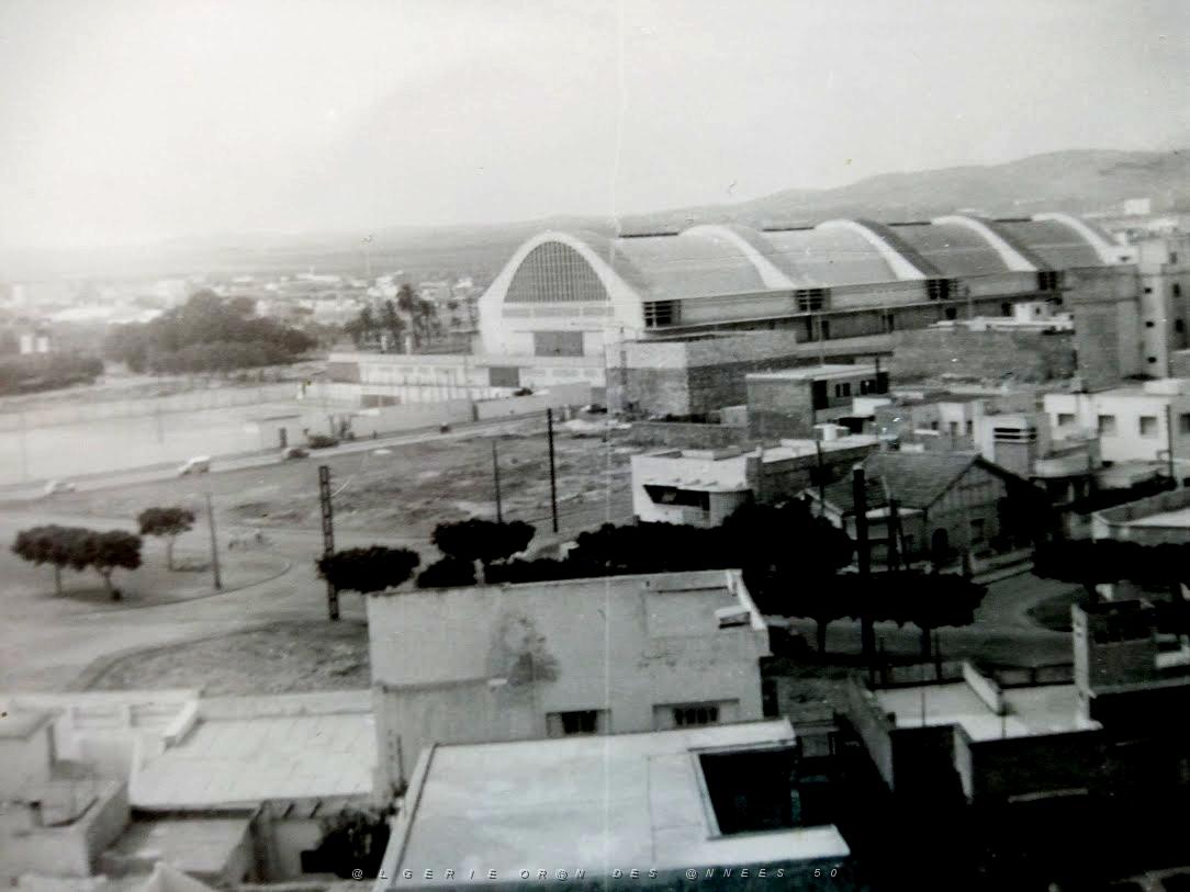 ORAN 1960 CUVELIER CHOUPOT MARAVAL 1 - LE STADE ET LES HALLES 1.jpg